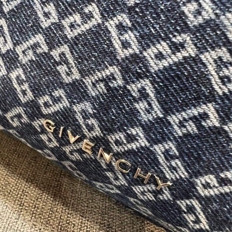 💎Han's house精品服飾💎GIVENCHY 紀梵希 牛仔 滿版 4G 立體刺繡 腰包  原價34100-1