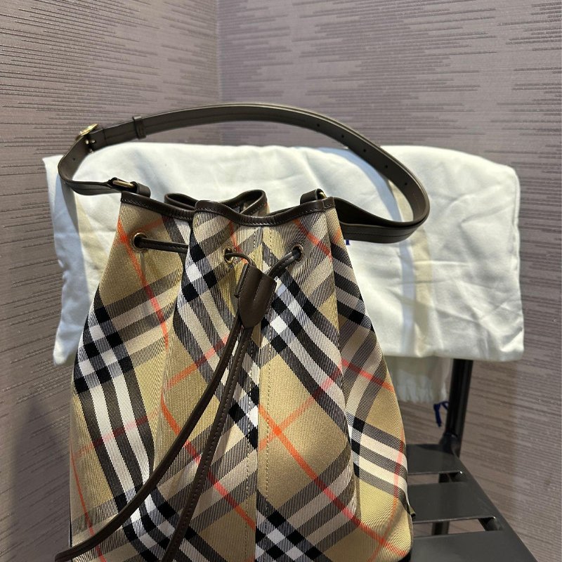 💎Han's house精品服飾💎Burberry棉麻 格紋 水桶包 側背包 16X29X27-0