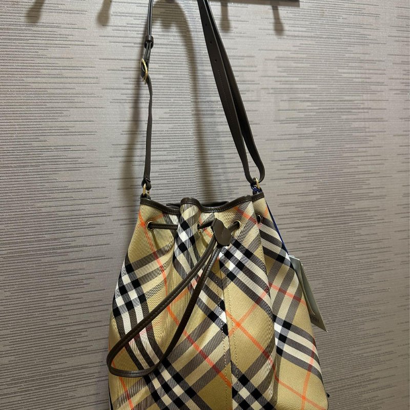 💎Han's house精品服飾💎Burberry棉麻 格紋 水桶包 側背包 16X29X27-1