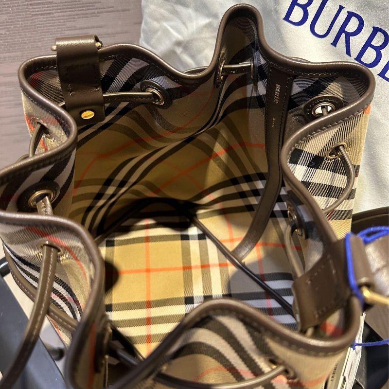 💎Han's house精品服飾💎Burberry棉麻 格紋 水桶包 側背包 16X29X27-4