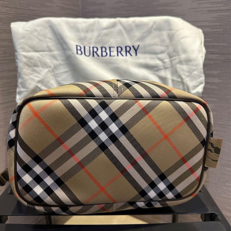 💎Han's house精品服飾💎Burberry棉麻 格紋 水桶包 側背包 16X29X27-5