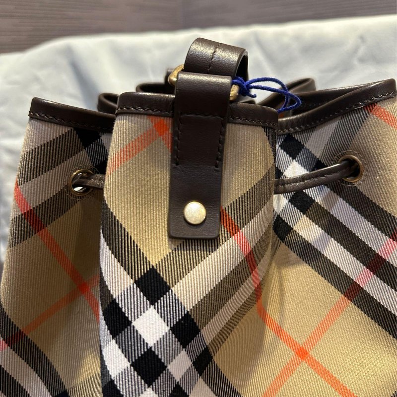 💎Han's house精品服飾💎Burberry棉麻 格紋 水桶包 側背包 16X29X27-6