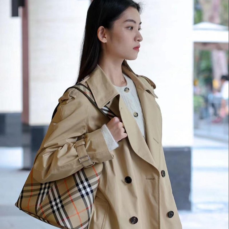 💎Han's house精品服飾💎Burberry棉麻 格紋 水桶包 側背包 16X29X27-7