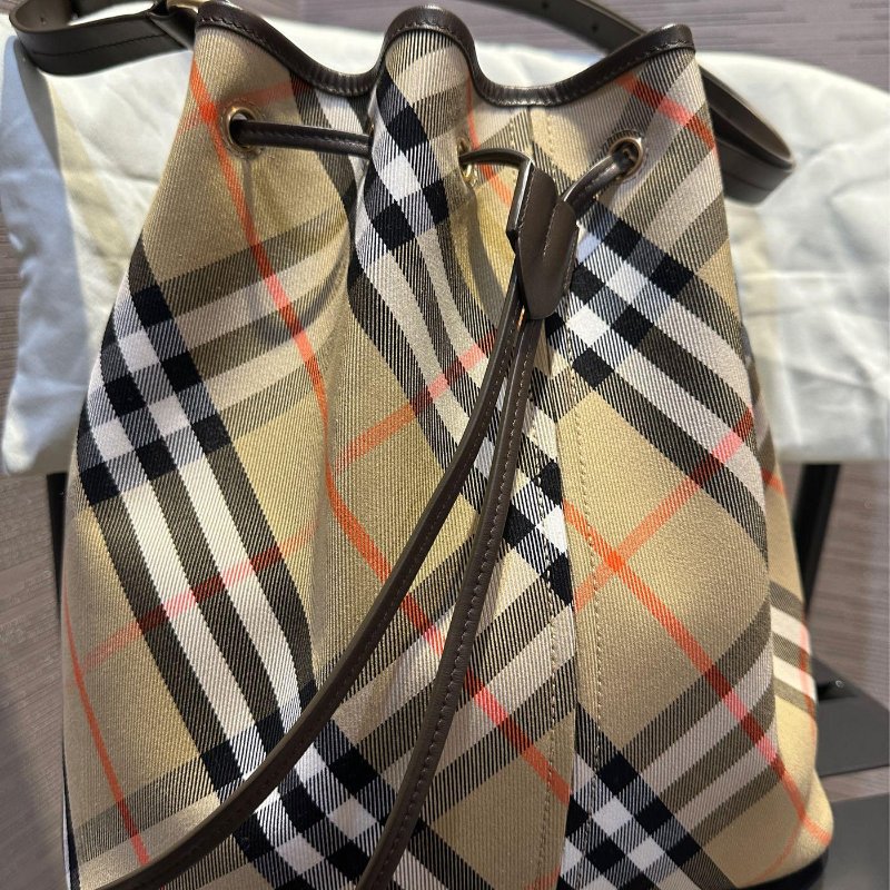 💎Han's house精品服飾💎Burberry棉麻 格紋 水桶包 側背包 16X29X27-8