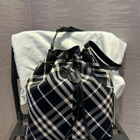 💎Han's house精品服飾💎Burberry格紋 水桶包 側背包  16X29X27公分原價64200
