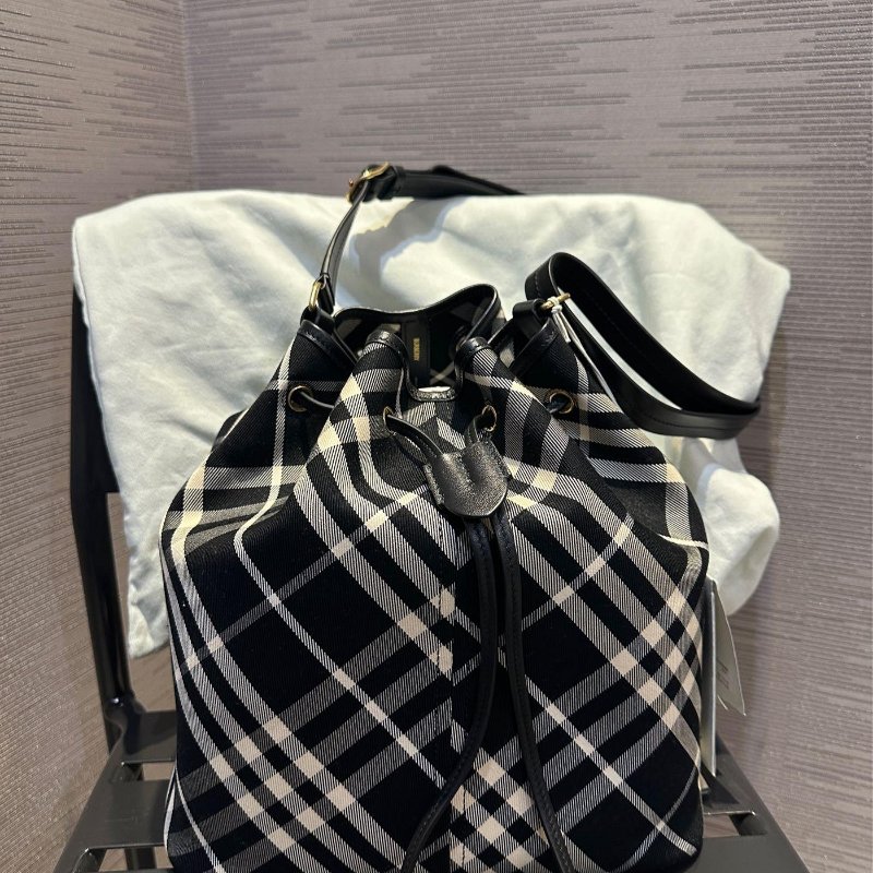 💎Han's house精品服飾💎Burberry格紋 水桶包 側背包  16X29X27公分原價64200-0