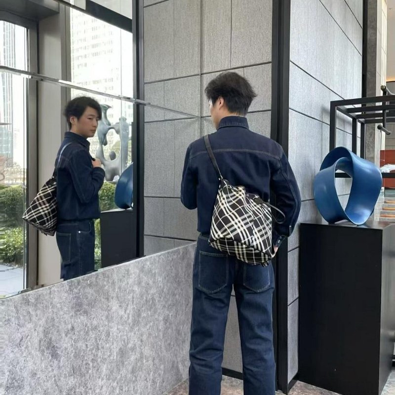 💎Han's house精品服飾💎Burberry格紋 水桶包 側背包  16X29X27公分原價64200-4