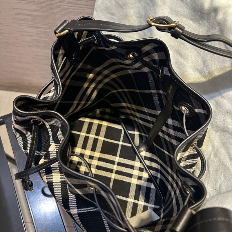 💎Han's house精品服飾💎Burberry格紋 水桶包 側背包  16X29X27公分原價64200-5