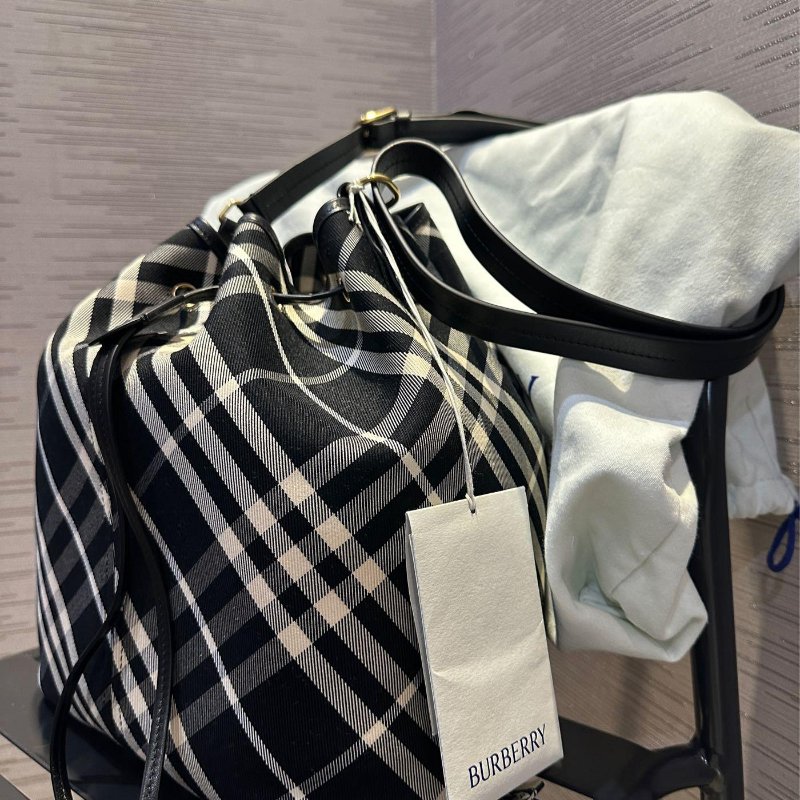 💎Han's house精品服飾💎Burberry格紋 水桶包 側背包  16X29X27公分原價64200-6