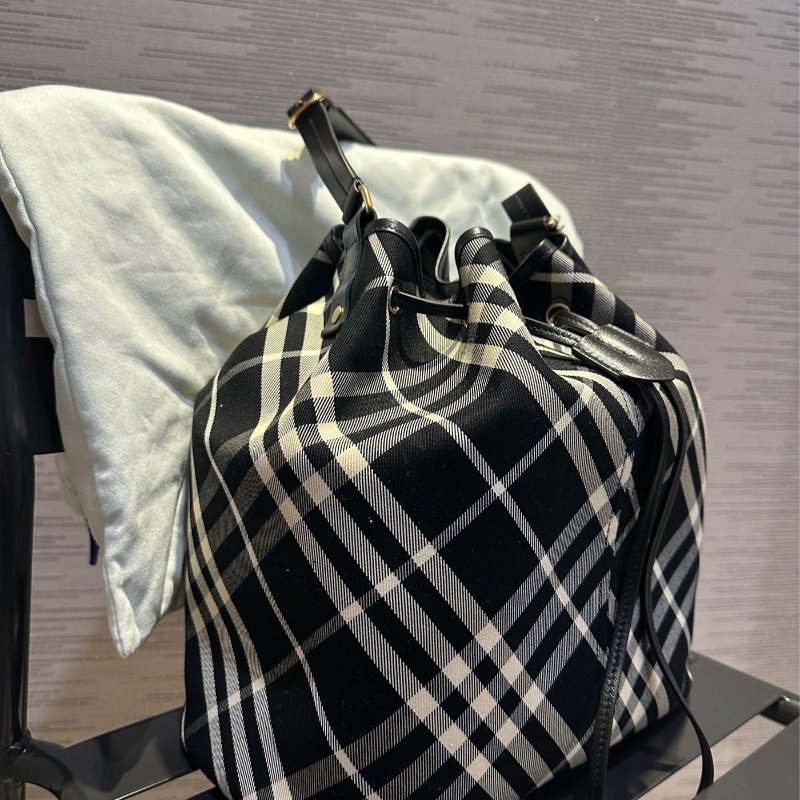 💎Han's house精品服飾💎Burberry格紋 水桶包 側背包  16X29X27公分原價64200-7