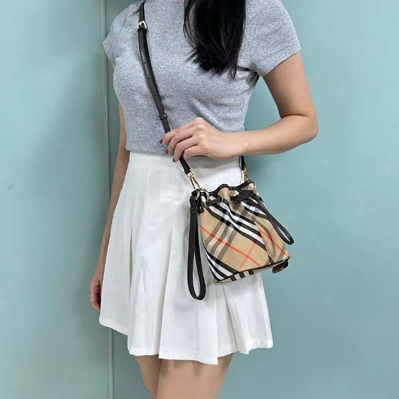 💎Han's house精品服飾💎Burberry  牛皮飾邊 格紋 水桶包 側背包 現貨 原價42100-0