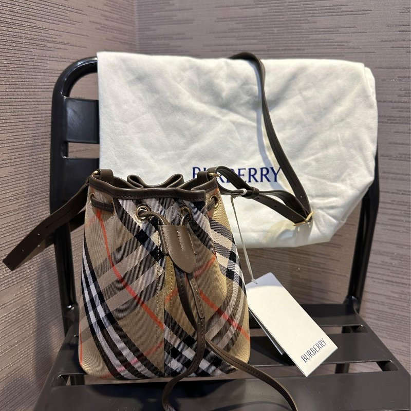 💎Han's house精品服飾💎Burberry  牛皮飾邊 格紋 水桶包 側背包 現貨 原價42100-1