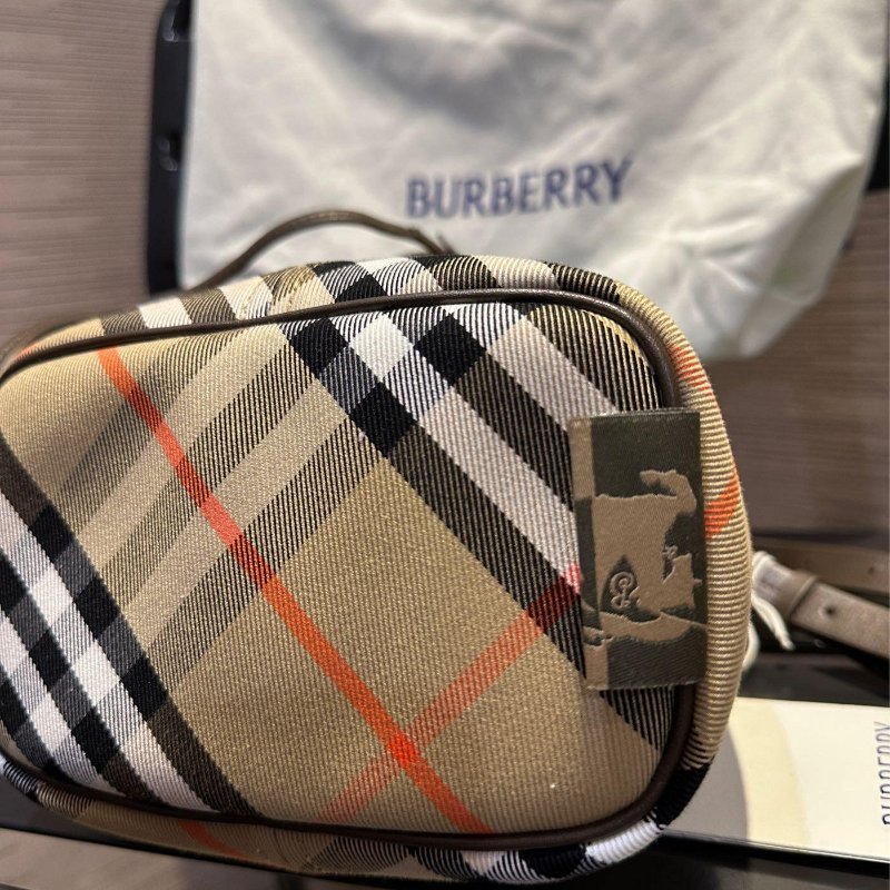 💎Han's house精品服飾💎Burberry  牛皮飾邊 格紋 水桶包 側背包 現貨 原價42100-5