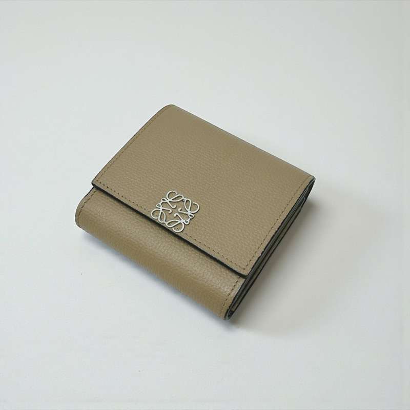 莉亞精品♡Loewe 0010642627 奶茶短夾 二手-0