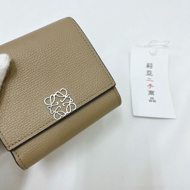莉亞精品♡Loewe 0010642627 奶茶短夾 二手-2