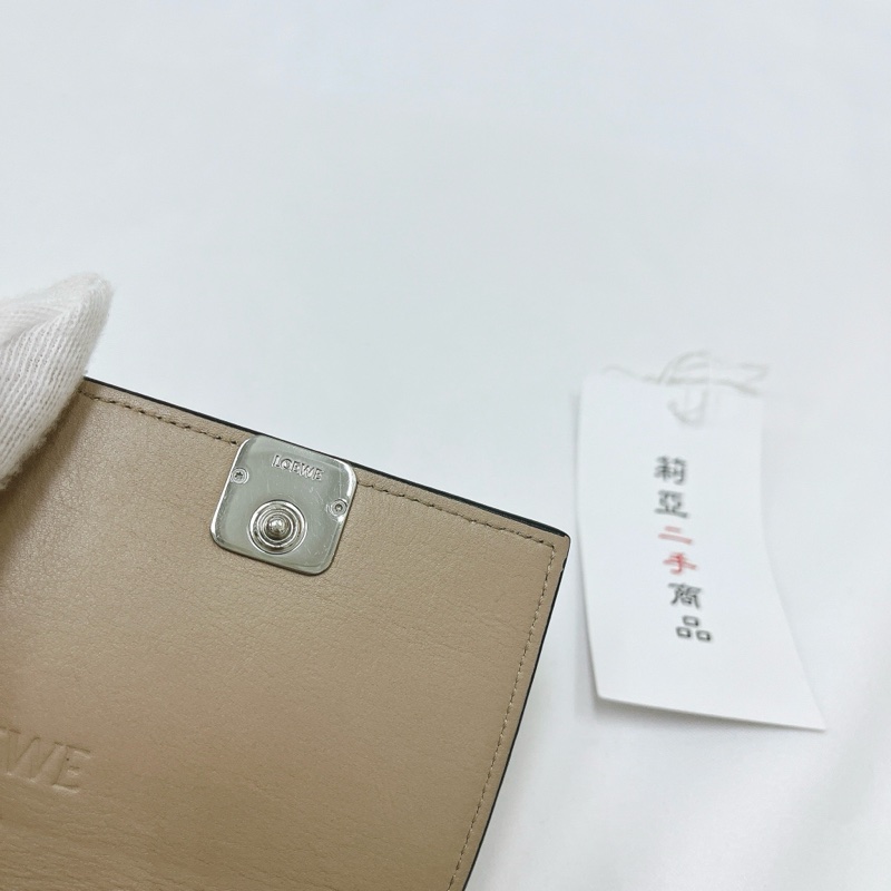 莉亞精品♡Loewe 0010642627 奶茶短夾 二手-9