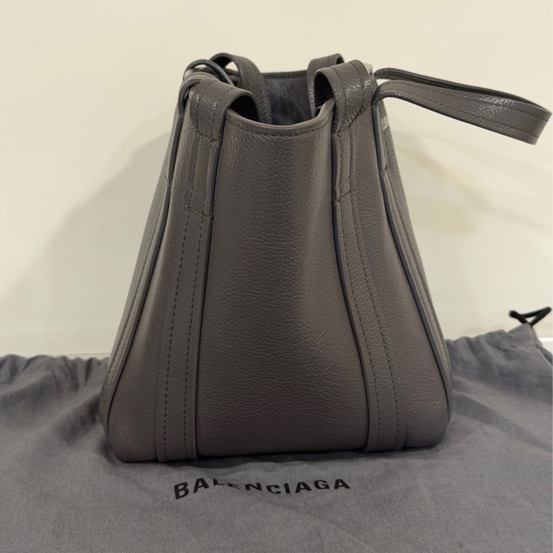 🉑斜挎背 #閒置品 #櫃上12萬 巴黎世家菜籃子全牛皮大象灰-5