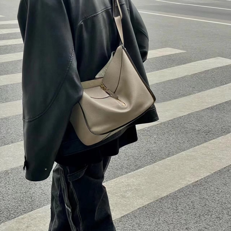 #櫃上15萬🔥 #全網最甜💰 Loewe Hammock bag吊床包沙色🈶送內膽-1