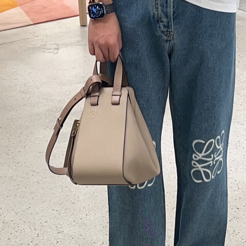 #櫃上15萬🔥 #全網最甜💰 Loewe Hammock bag吊床包沙色🈶送內膽-6