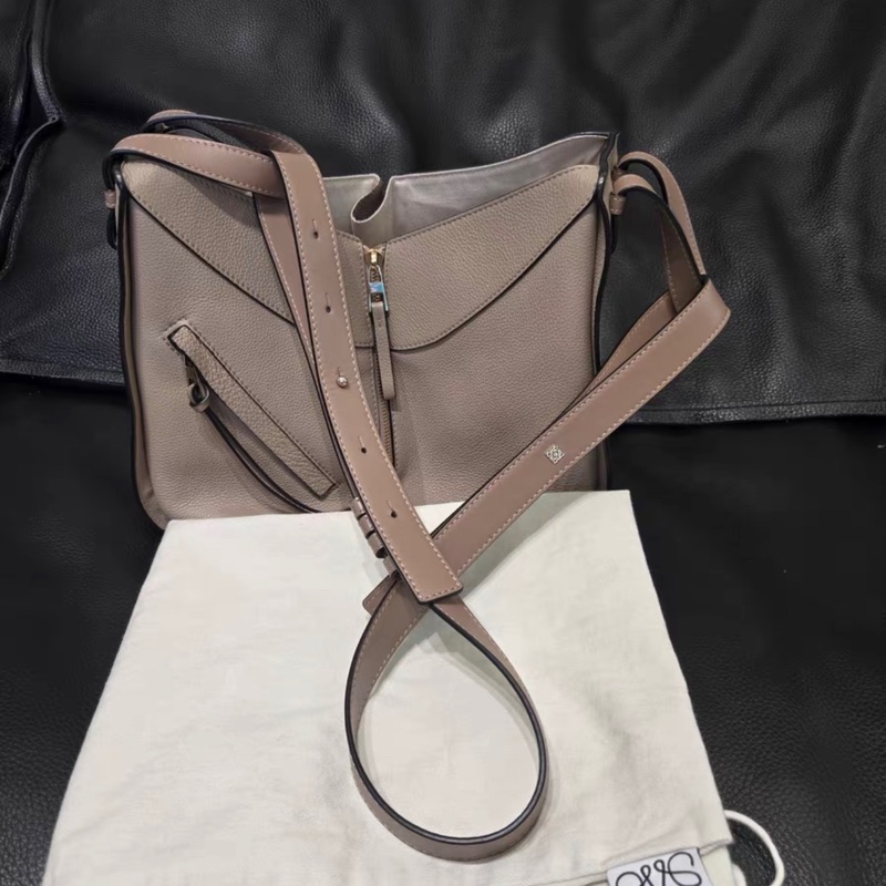 #櫃上15萬🔥 #全網最甜💰 Loewe Hammock bag吊床包沙色-8