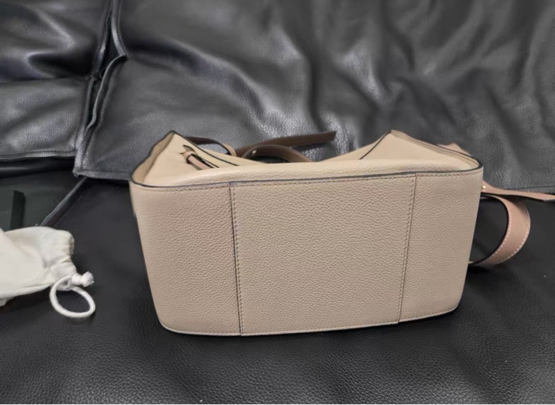 #櫃上15萬🔥 #全網最甜💰 Loewe Hammock bag吊床包沙色-10