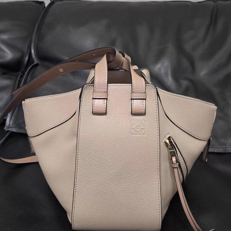 #櫃上15萬🔥 #全網最甜💰 Loewe Hammock bag吊床包沙色-13