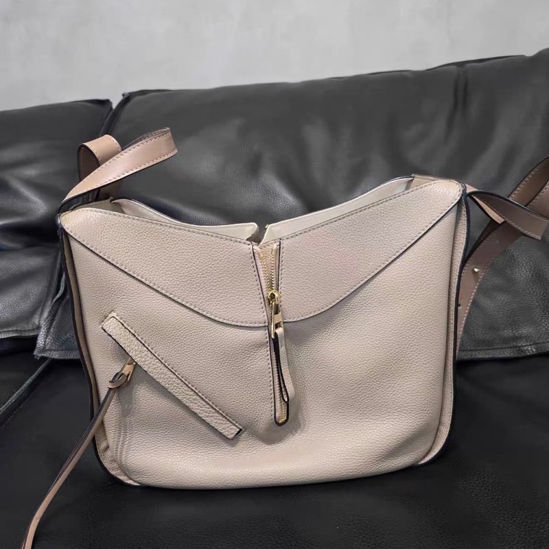 #櫃上15萬🔥 #全網最甜💰 Loewe Hammock bag吊床包沙色-14