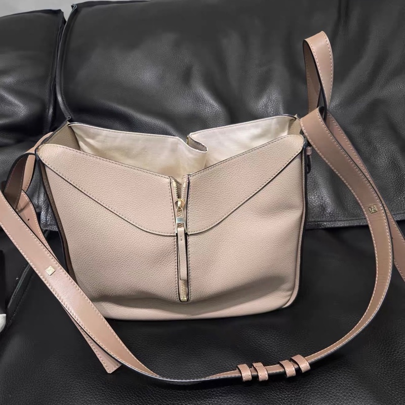 #櫃上15萬🔥 #全網最甜💰 Loewe Hammock bag吊床包沙色-15