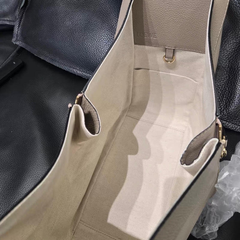 #櫃上15萬🔥 #全網最甜💰 Loewe Hammock bag吊床包沙色-16