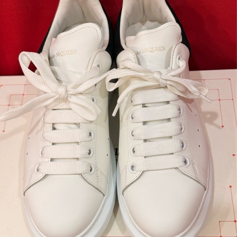 Alexander McQueen 休閒鞋 39號半 狀況很好 外表非常新 只穿過一次 ～