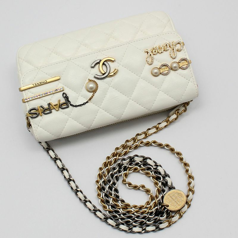【包稅】CHANEL 珍珠水鑽標誌性翻蓋手機支架鏈斜背包-2