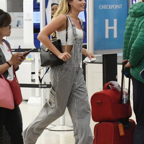 Chanel 黑金復古V紋牛皮後背包25*23*14  98新配件塵袋保卡購證