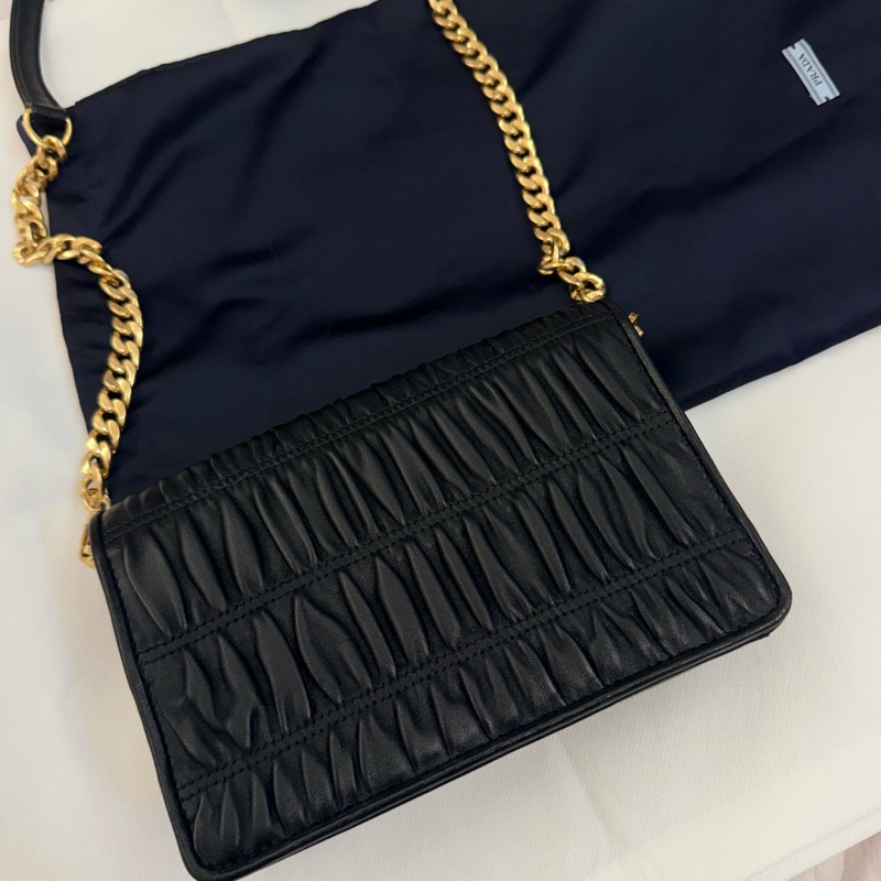 prada小羊皮皺摺小包-6