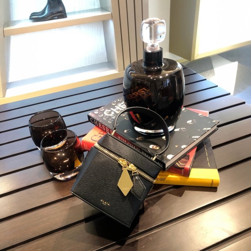 🎊新年特賣🧧Alaia Cube Vanity 小牛皮迷你盒子包 黑色-5