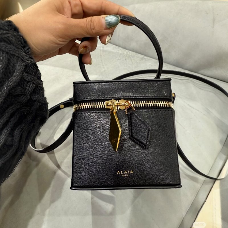 🎊新年特賣🧧Alaia Cube Vanity 小牛皮迷你盒子包 黑色-6