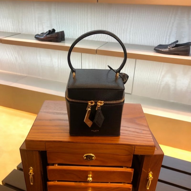 🎊新年特賣🧧Alaia Cube Vanity 小牛皮迷你盒子包 黑色-7