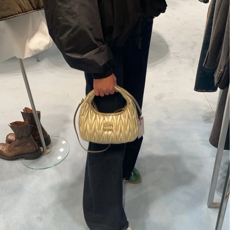 Miumiu wander褶皱hobo香槟浅金 张元英同款-3