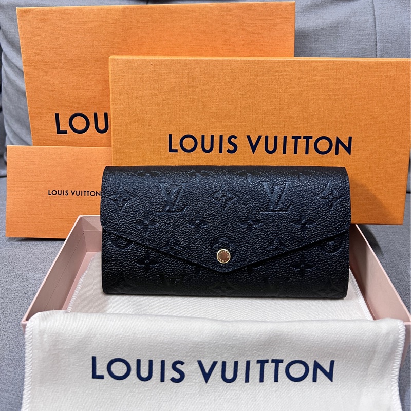 Louis Vuitton LV Sarah 經典牛皮壓花信封長夾-0