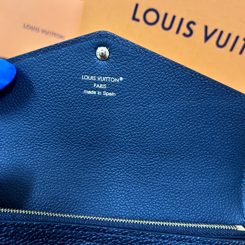 Louis Vuitton LV Sarah 經典牛皮壓花信封長夾-4