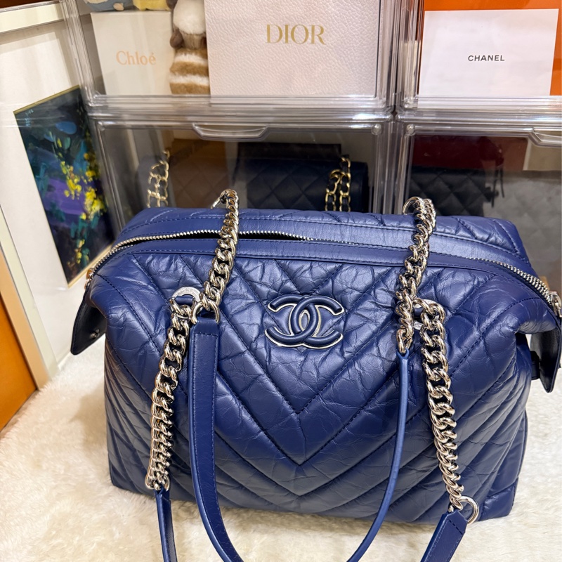 超賠賣 未使用品🎖️香奈兒耐用的揉皺牛皮 保齡球包 肩背包 雙C深藍 大LOGO-0