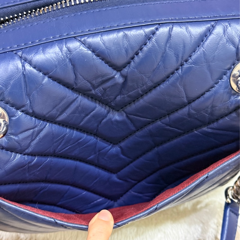 超賠賣 未使用品🎖️香奈兒耐用的揉皺牛皮 保齡球包 肩背包 雙C深藍 大LOGO-2