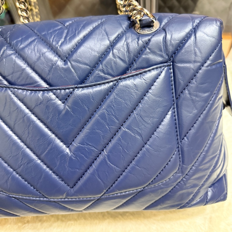 超賠賣 未使用品🎖️香奈兒耐用的揉皺牛皮 保齡球包 肩背包 雙C深藍 大LOGO-4