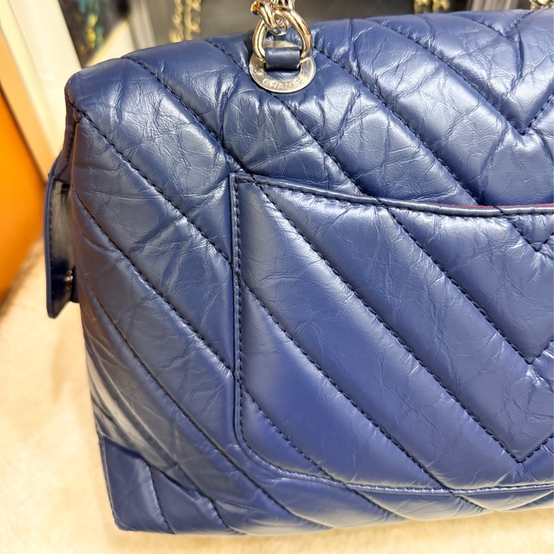 超賠賣 未使用品🎖️香奈兒耐用的揉皺牛皮 保齡球包 肩背包 雙C深藍 大LOGO-5