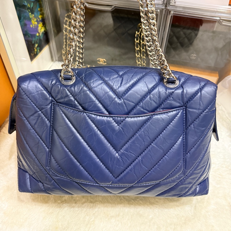 超賠賣 未使用品🎖️香奈兒耐用的揉皺牛皮 保齡球包 肩背包 雙C深藍 大LOGO-6
