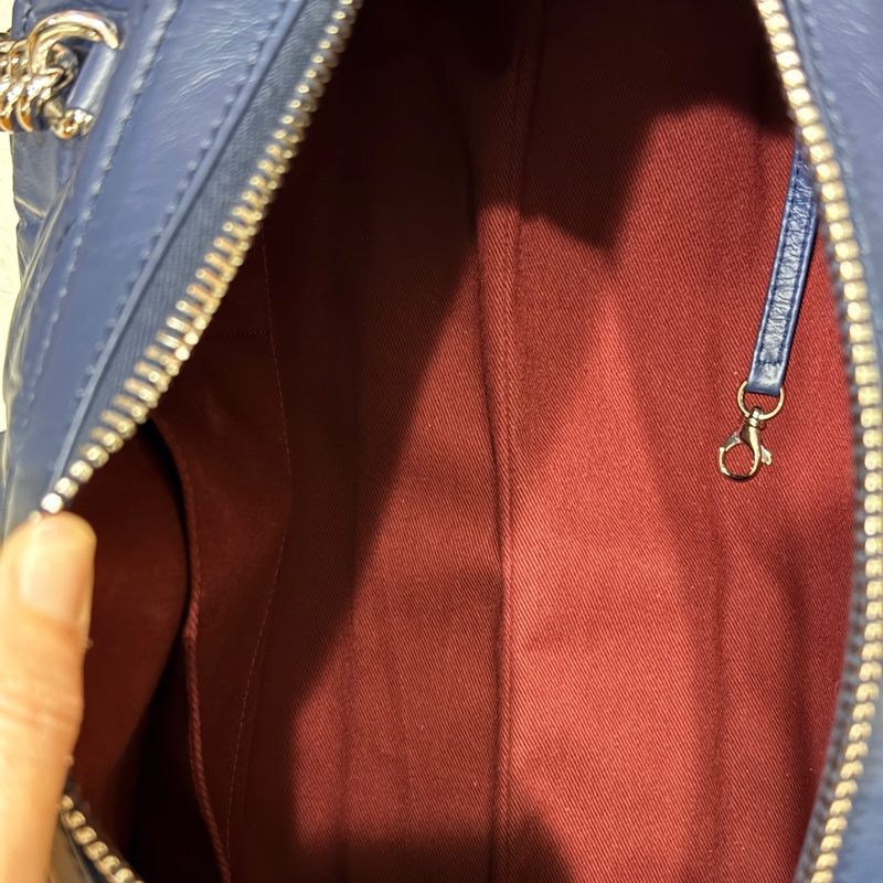 超賠賣 未使用品🎖️香奈兒耐用的揉皺牛皮 保齡球包 肩背包 雙C深藍 大LOGO-8