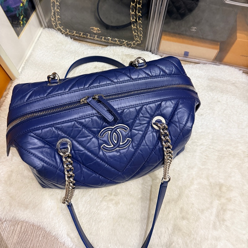 超賠賣 未使用品🎖️香奈兒耐用的揉皺牛皮 保齡球包 肩背包 雙C深藍 大LOGO-10