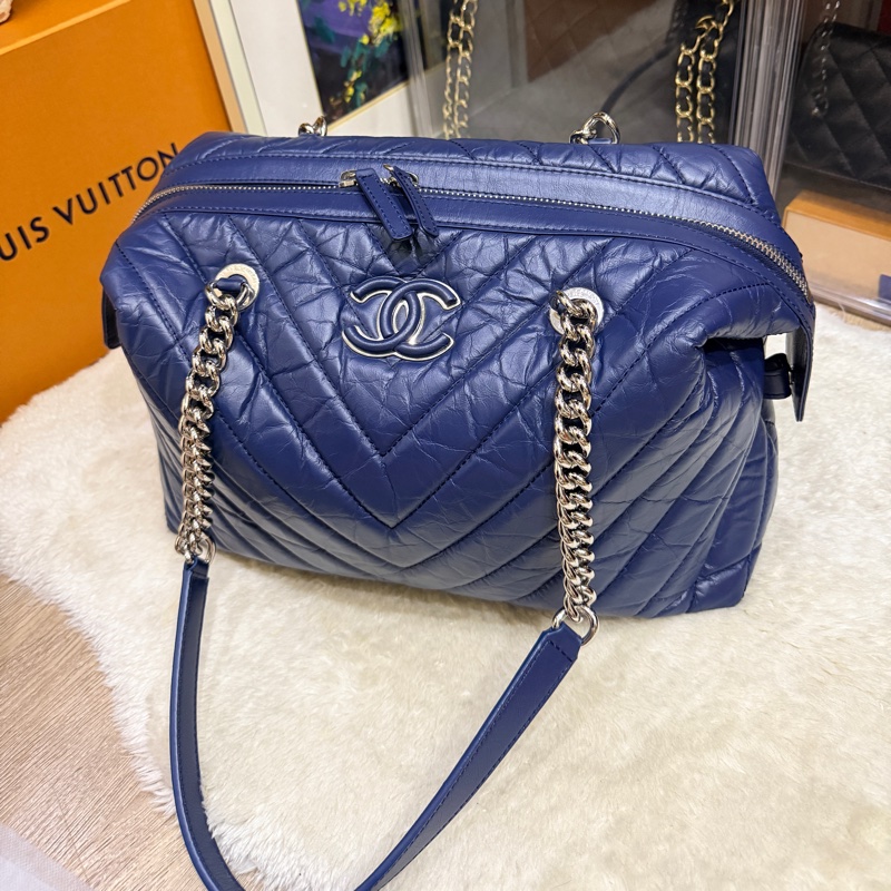 超賠賣 未使用品🎖️香奈兒耐用的揉皺牛皮 保齡球包 肩背包 雙C深藍 大LOGO-11