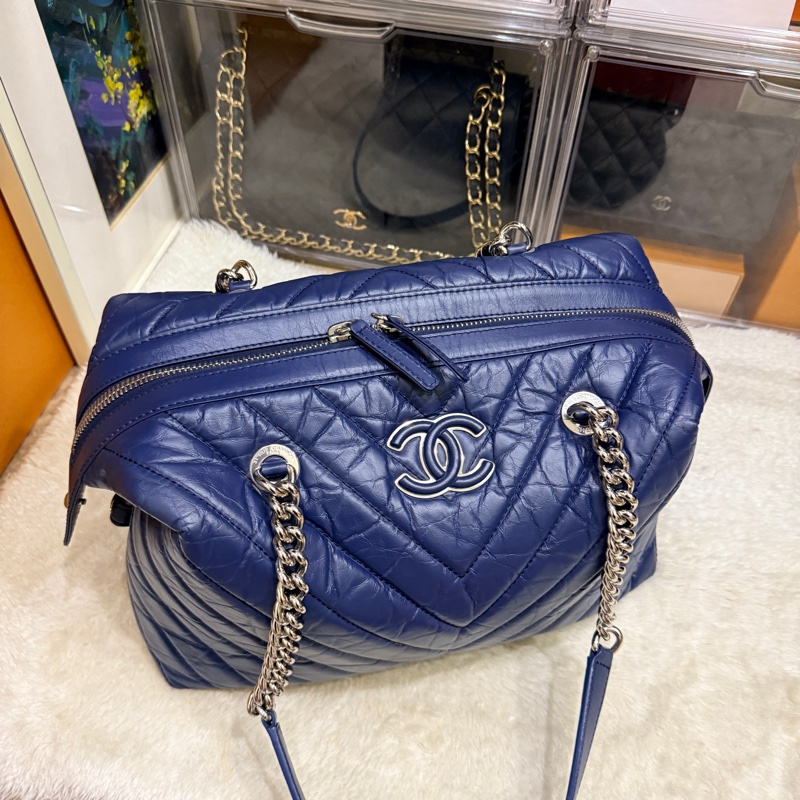超賠賣 未使用品🎖️香奈兒耐用的揉皺牛皮 保齡球包 肩背包 雙C深藍 大LOGO-13