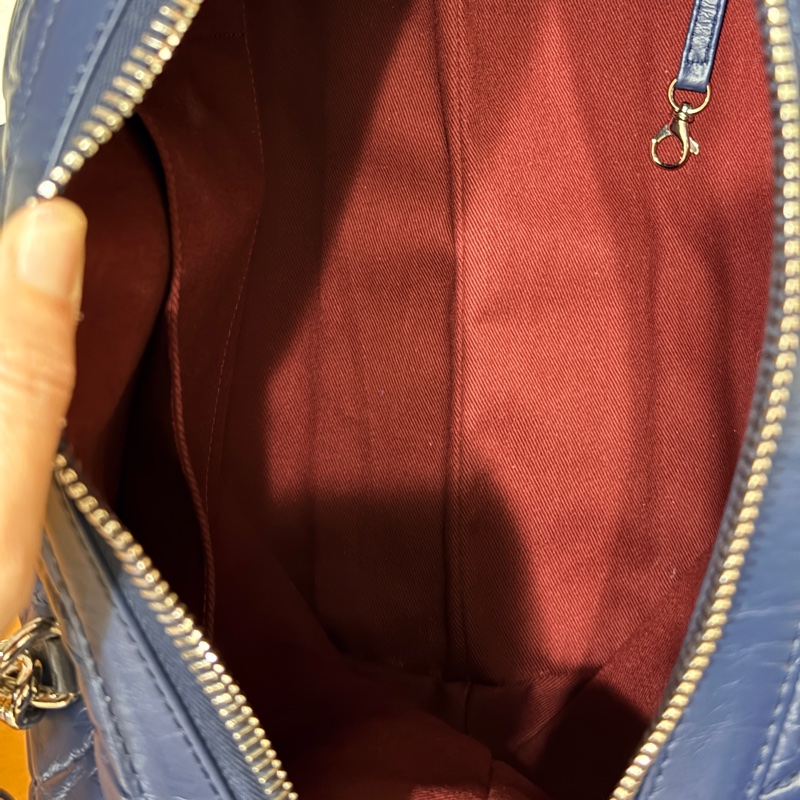 超賠賣 未使用品🎖️香奈兒耐用的揉皺牛皮 保齡球包 肩背包 雙C深藍 大LOGO-14