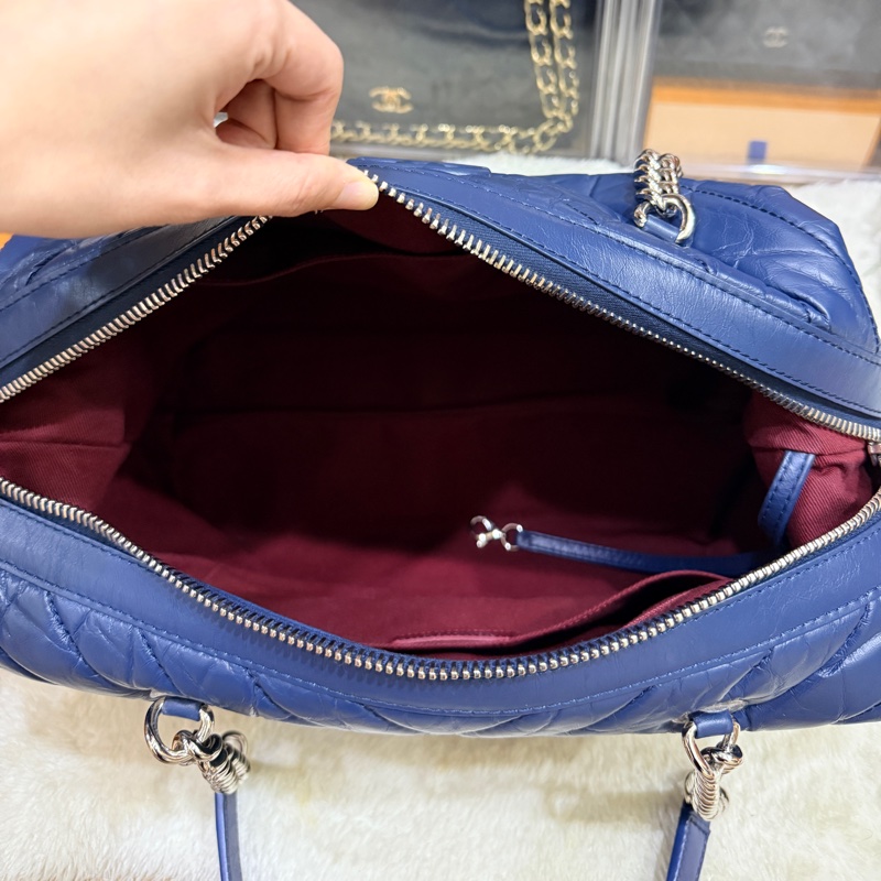 超賠賣 未使用品🎖️香奈兒耐用的揉皺牛皮 保齡球包 肩背包 雙C深藍 大LOGO-17